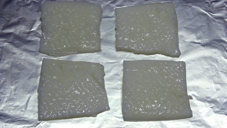 烤鱿鱼卷,烤盘铺上锡纸,然后刷上油,放入鱿鱼