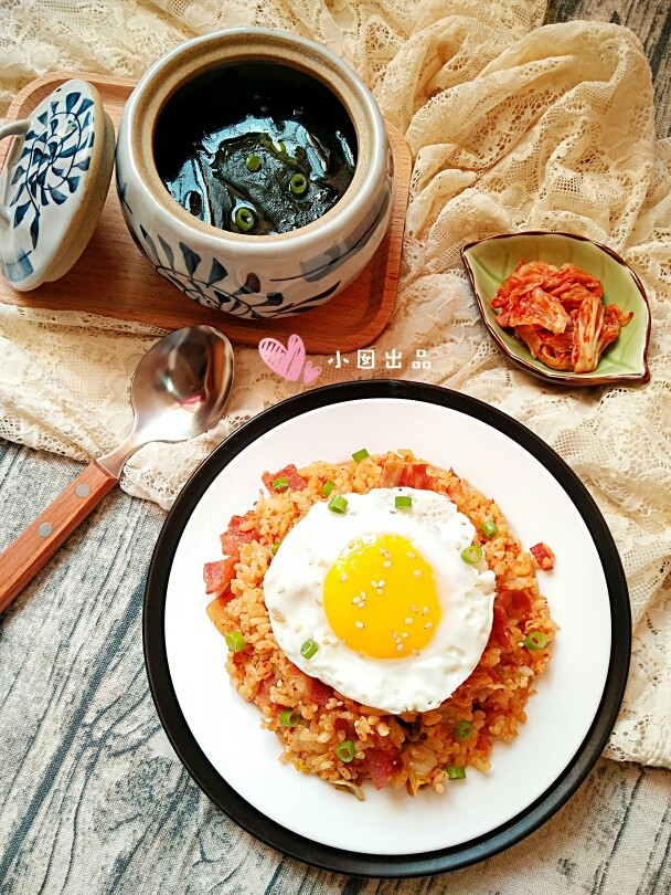 泡菜培根炒饭&昆布汤,一盘泡菜培根炒饭，一盅昆布汤，成就惬意的一餐。