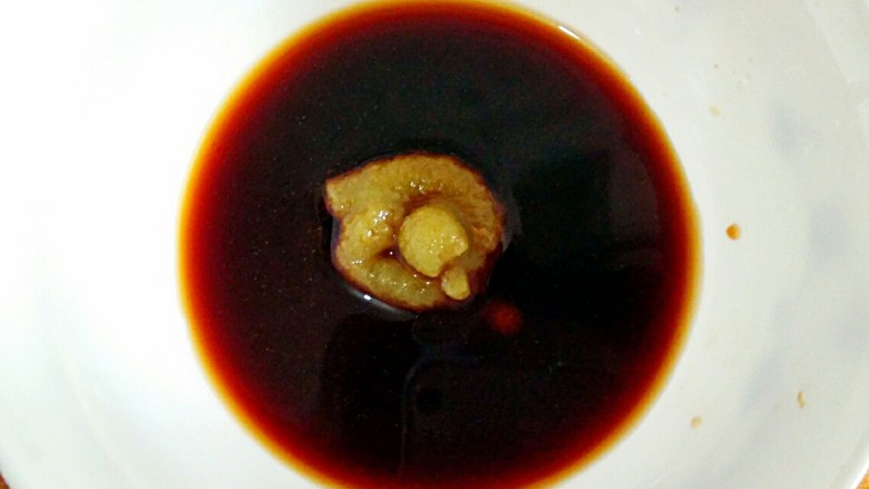 秋葵两吃,在碗中挤适量的青芥末,加入<a style='color:red;display:inline-block;' href='/shicai/ 135304'>日式酱油</a>和味淋搅拌均匀。