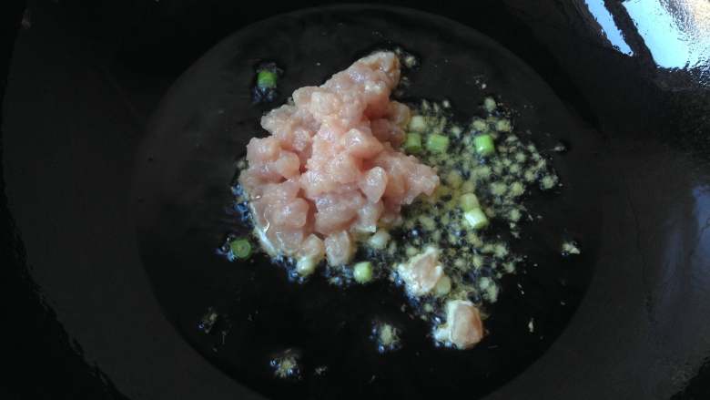 腊八面,锅中倒入适量油,中小火将油烧热后下入葱姜末爆香,放入肉丁煸炒