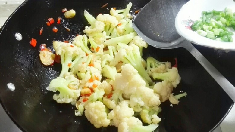 蒜香红椒松花菜,关火撒葱花,出锅成盘