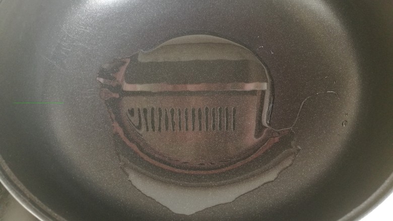 煎牛肉丸,锅中放玉米油,小火