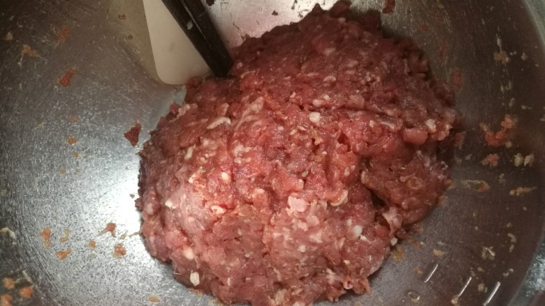 煎牛肉丸,搅拌混合均匀,多搅一会,稍微上劲儿