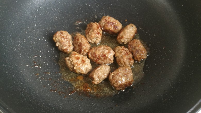 煎牛肉丸,继续煎,两面金黄即可,大概8分钟左右