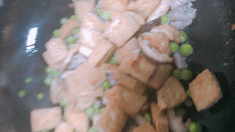 豌豆香菇豆腐,豌豆香菇炒熟后再放入豆腐,加入盐,鸡精炒匀,加入水淀粉勾芡装盘