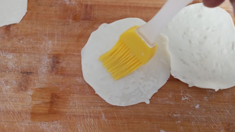 仿春卷,两层饺子皮之间刷一层油，合在一起擀成薄饼