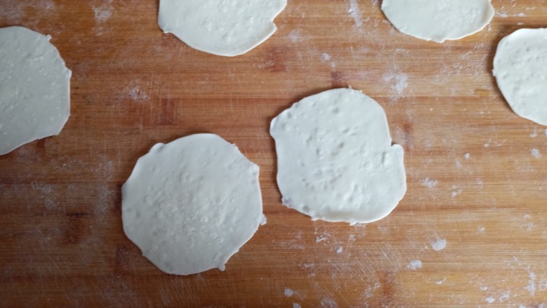 仿春卷,擀成饺子皮