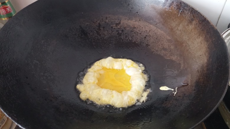 仿春卷,<a style='color:red;display:inline-block;' href='/shicai/ 9'>鸡蛋</a>液用炒锅煎熟铲碎