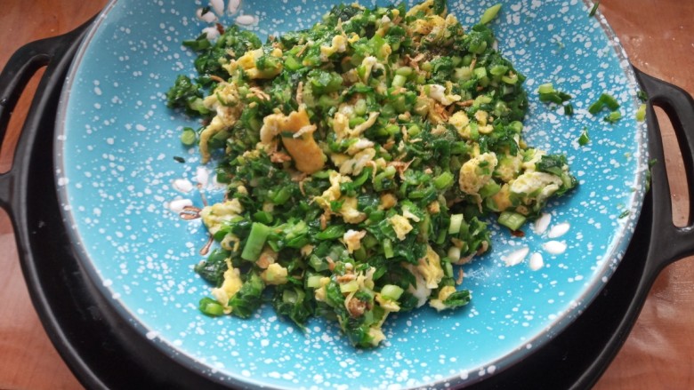 仿春卷,韭菜鸡蛋<a style='color:red;display:inline-block;' href='/shicai/ 288'>虾皮</a>加盐调成馅