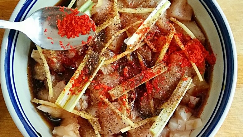 劲爆鸡米花,将切好的鸡肉块用<a style='color:red;display:inline-block;' href='/shicai/ 718'>料酒</a>，<a style='color:red;display:inline-block;' href='/shicai/ 721'>蚝油</a>，<a style='color:red;display:inline-block;' href='/shicai/ 135354'>味极鲜酱油</a>，胡椒粉（椒盐），<a style='color:red;display:inline-block;' href='/shicai/ 761'>辣椒粉</a>，<a style='color:red;display:inline-block;' href='/shicai/ 3729'>白糖</a><a style='color:red;display:inline-block;' href='/shicai/ 3250'>葱</a>段，<a style='color:red;display:inline-block;' href='/shicai/ 37'>姜</a>丝腌一下。