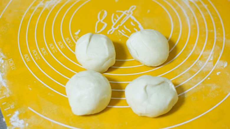 鸡蛋灌饼,面团醒好,分成4等份