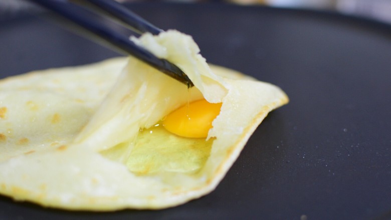 鸡蛋灌饼,把<a style='color:red;display:inline-block;' href='/shicai/ 9'>鸡蛋</a>倒进去,两面烙金黄
