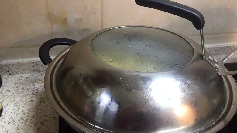 清蒸鳊鱼,盖上锅盖,大火蒸十分钟