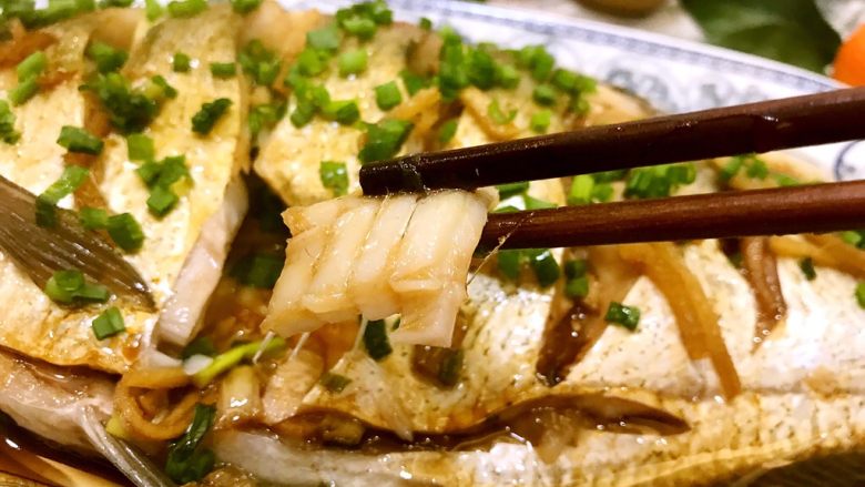 清蒸鳊鱼,咬上一口,肉质非常细嫩鲜美😋