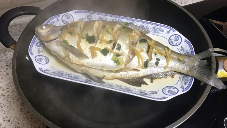 清蒸鳊鱼,蒸好后倒掉鱼盘中的汤汁,如图