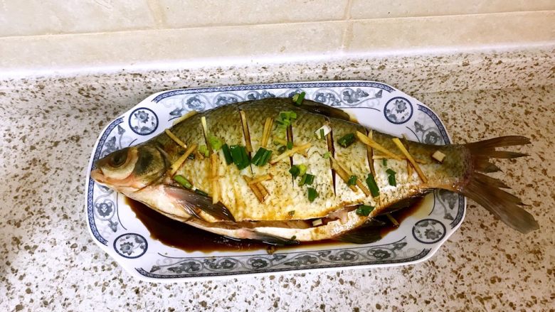 清蒸鳊鱼,放好料的鳊鱼入味十分钟,不宜太久,以防肉质变硬