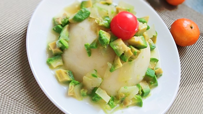 #宝宝辅食#牛油果冬瓜浇土豆泥,大一点儿月龄的宝宝可以在土豆泥中加点儿盐,但是一岁前的宝宝不建议加盐的哦!