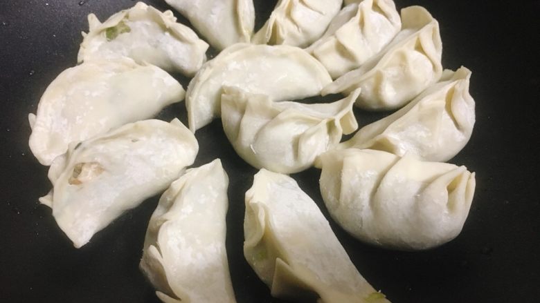 日式煎饺 香甜可口,锅内热少许油,中火将饺子依次放入锅内微煎10秒。(饺子之间要留一点空间)