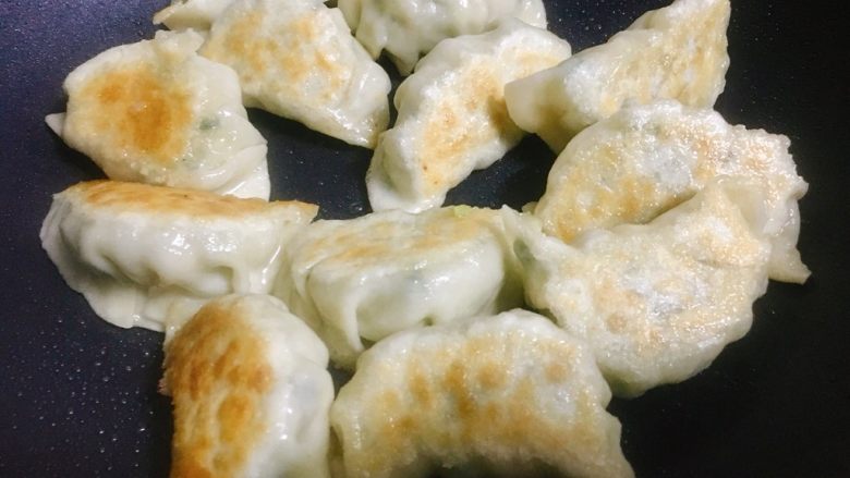 日式煎饺 香甜可口,开盖后,水已经收干了。
将饺子翻面煎一下…微焦黄即可出锅。