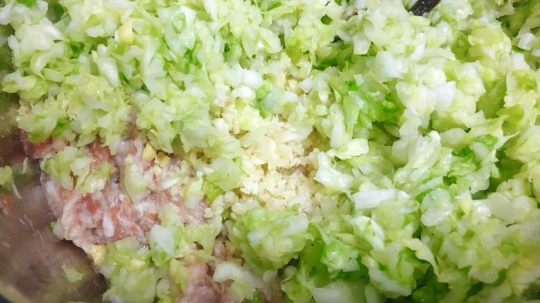 日式煎饺 香甜可口,加入蒜末,姜末和包菜,搅拌均匀。