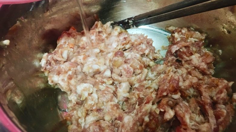 日式煎饺 香甜可口,水分多次少量加入肉末中,边加变朝同个方向搅拌。