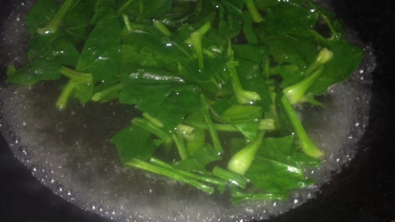 豆腐菠菜汤,菠菜绰水