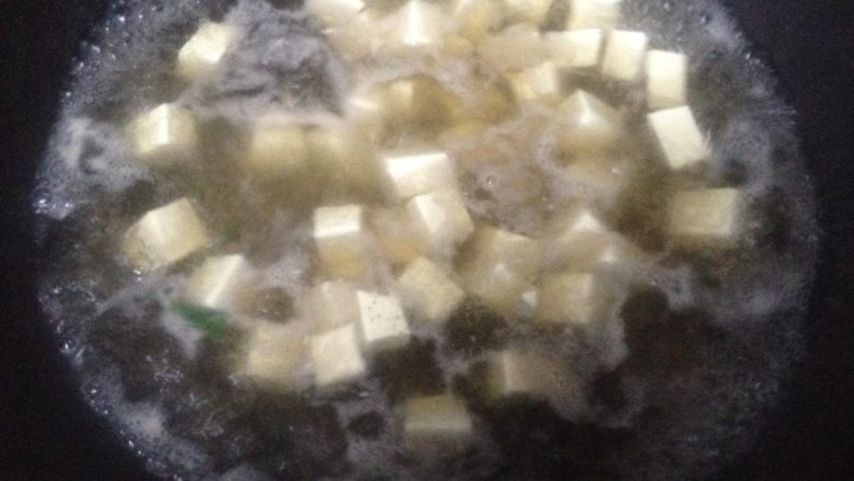 豆腐菠菜汤,豆腐绰水