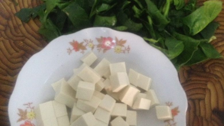 豆腐菠菜汤,切块备用