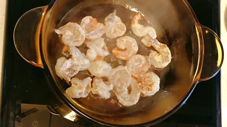鲜虾裹辣味番茄酱,锅中加入油,中火烧热,加入虾仁。