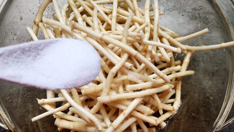 折耳根拌白肉,加入适量盐拌匀腌制5分钟,然后用清水漂洗两次沥干水份备用。