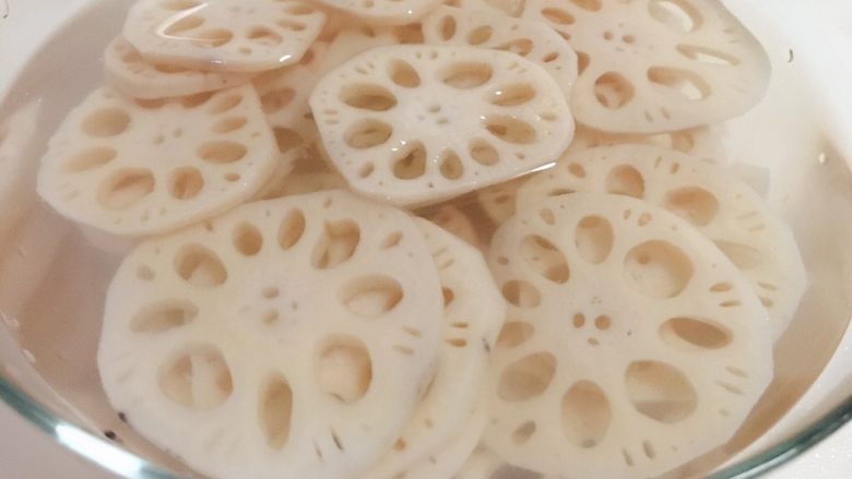 麻辣藕片,捞出放入凉水中过凉,这样口感会更脆