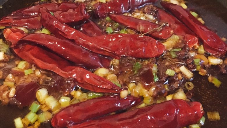麻辣藕片,翻炒均匀,至出香气