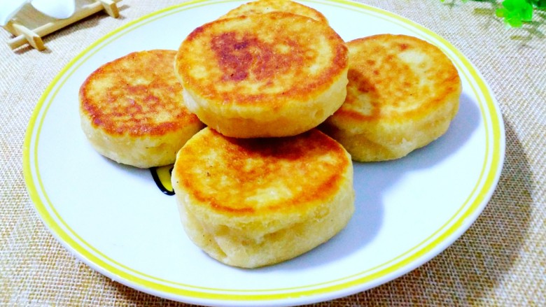 黑芝麻红薯饼,烙好的黑芝麻红薯发面饼