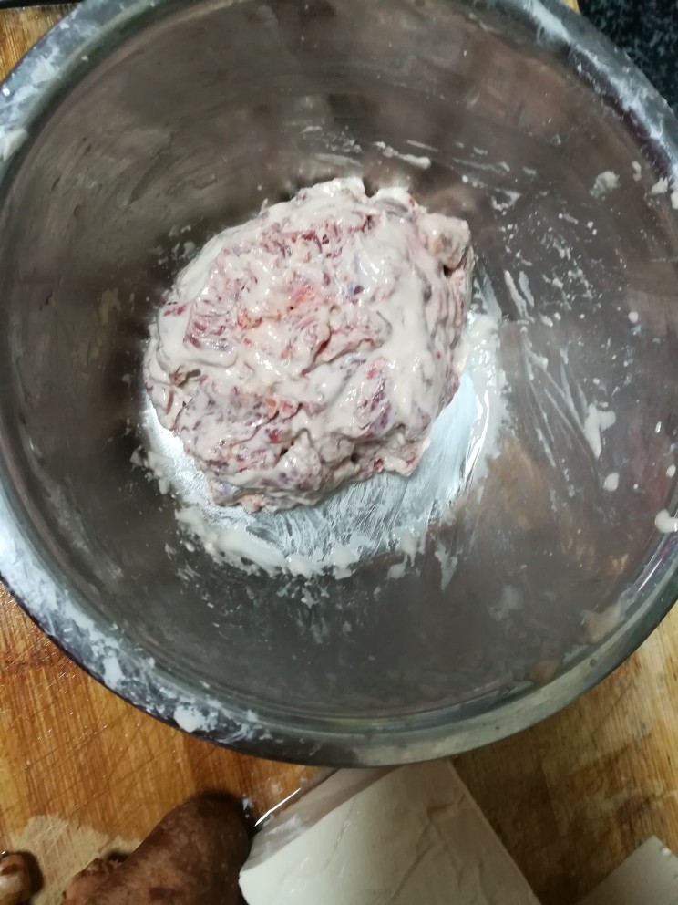美味可口、营养均衡的酸辣牛肉汤,你值得拥有!,敲黑板,敲黑板了,肉团抓在手里举高,抛下,用力摔打。
继续举高,抛下,摔打……
大概摔打20、30次,牛肉变得有点粘性就可以了。
这样做的好处是,牛肉更有嚼劲,更劲道,有点牛肉丸的味道。
打好后搁置一边腌制入味,准备其他食材。