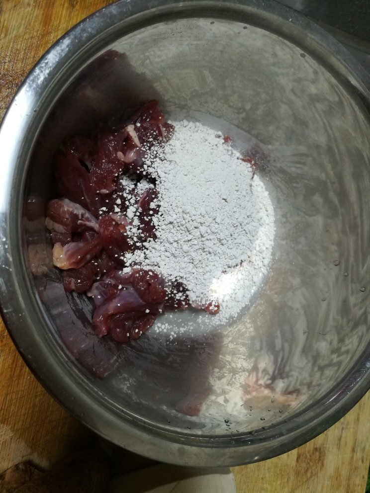 美味可口、营养均衡的酸辣牛肉汤,你值得拥有!,用手抓均匀后,加入淀粉。