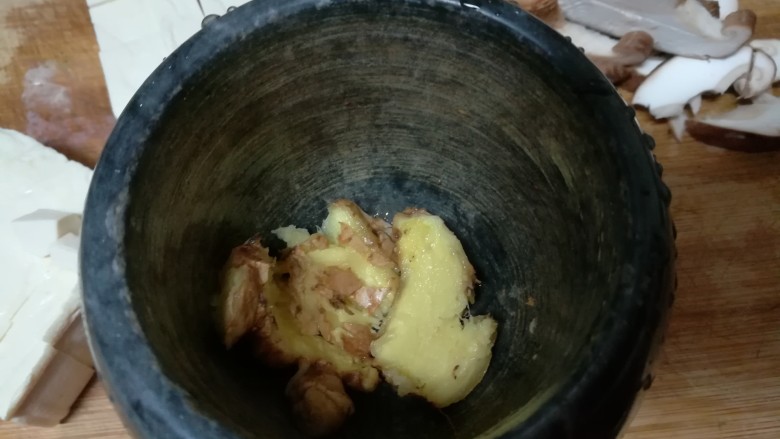 美味可口、营养均衡的酸辣牛肉汤,你值得拥有!,姜用捣臼稍加捣烂即可,最好捣成姜汁,效果更好,我偷懒了。