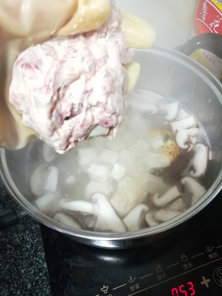 美味可口、营养均衡的酸辣牛肉汤,你值得拥有!,左手抓肉团,右手一块块下肉片,千万不能一股脑儿扔到锅里哦,必须一块块地下锅。