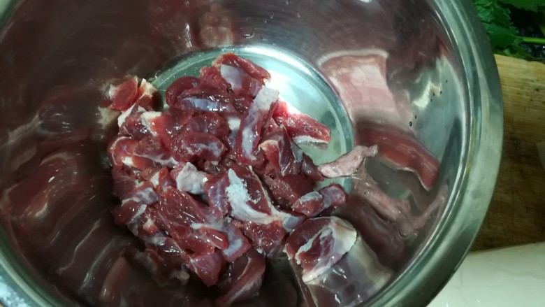 美味可口、营养均衡的酸辣牛肉汤,你值得拥有!,加上一丁丁盐巴,入味提鲜。