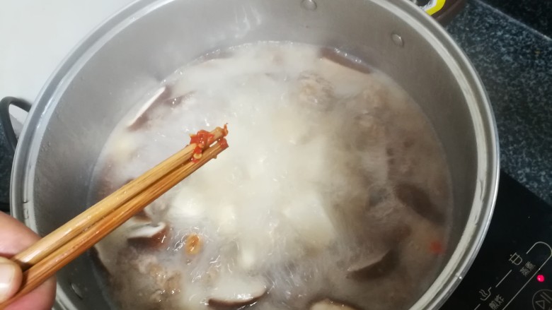 美味可口、营养均衡的酸辣牛肉汤,你值得拥有!,再开2分钟后加入<a style='color:red;display:inline-block;' href='/shicai/ 691'>辣椒酱</a>,依个人口味加,我们不爱太辣,所以才加一丢丢。