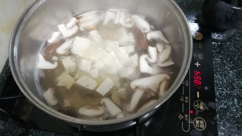 美味可口、营养均衡的酸辣牛肉汤,你值得拥有!,水煮大开,必须要大开。