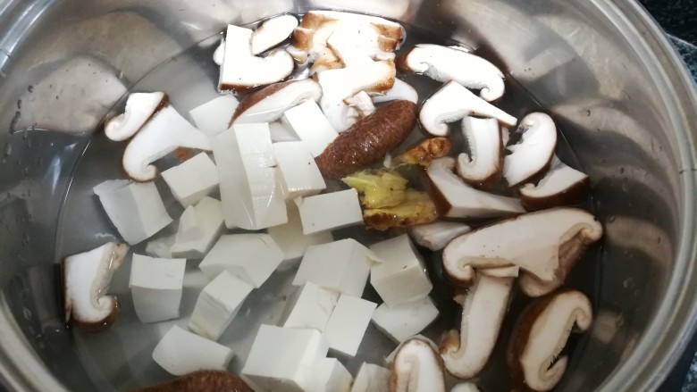 美味可口、营养均衡的酸辣牛肉汤,你值得拥有!,冷水加入豆腐块,香菇片,姜块开始煮。