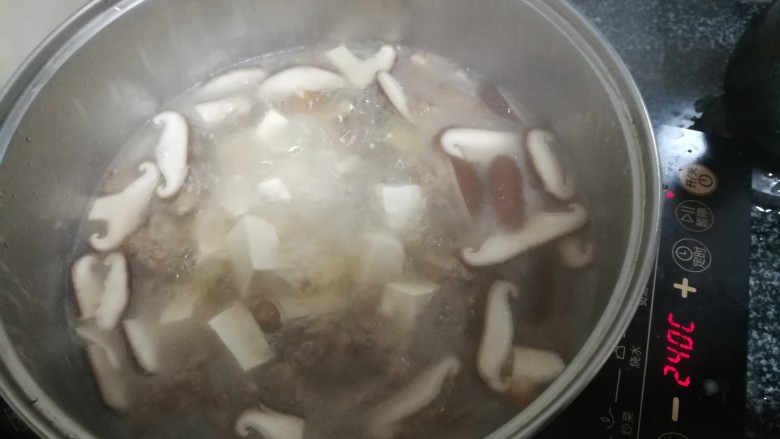 美味可口、营养均衡的酸辣牛肉汤,你值得拥有!,下好后,马上搅拌,防止粘锅。