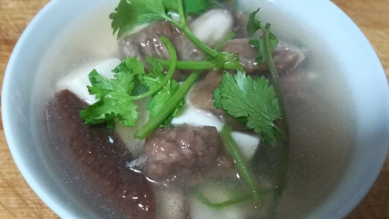美味可口、营养均衡的酸辣牛肉汤,你值得拥有!,还不想吃吗?偷偷告诉你,每次做牛肉汤,我不连喝两碗绝对不放碗。
因为,因为它太好喝了!