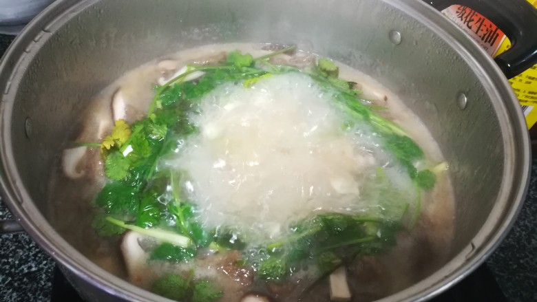 美味可口、营养均衡的酸辣牛肉汤,你值得拥有!,再次大开后,即可起锅。