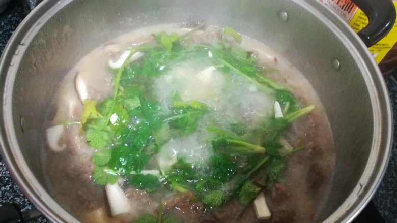 美味可口、营养均衡的酸辣牛肉汤,你值得拥有!,加入盐巴,鸡精,快起锅后加入芫荽。
记住芫荽必须起锅,甚至是上桌后再下,不然会变黄了,不好看。