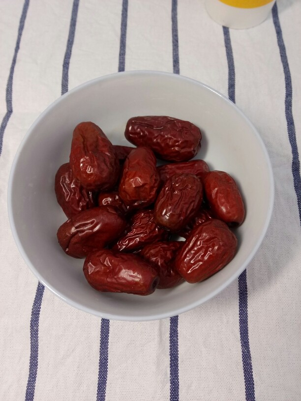 大寒自制紫米红枣饭,准备<a style='color:red;display:inline-block;' href='/shicai/ 2470'>红枣</a>15个,洗净。