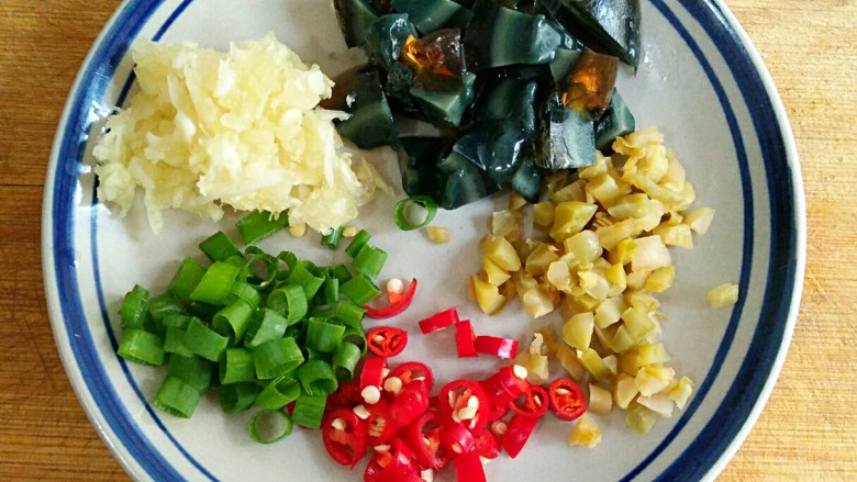 皮蛋豆腐,蒜捶成蒜泥，<a style='color:red;display:inline-block;' href='/shicai/ 14'>皮蛋</a>去壳滚刀切小块，<a style='color:red;display:inline-block;' href='/shicai/ 722'>榨菜</a>切碎，小米辣和葱切圈。