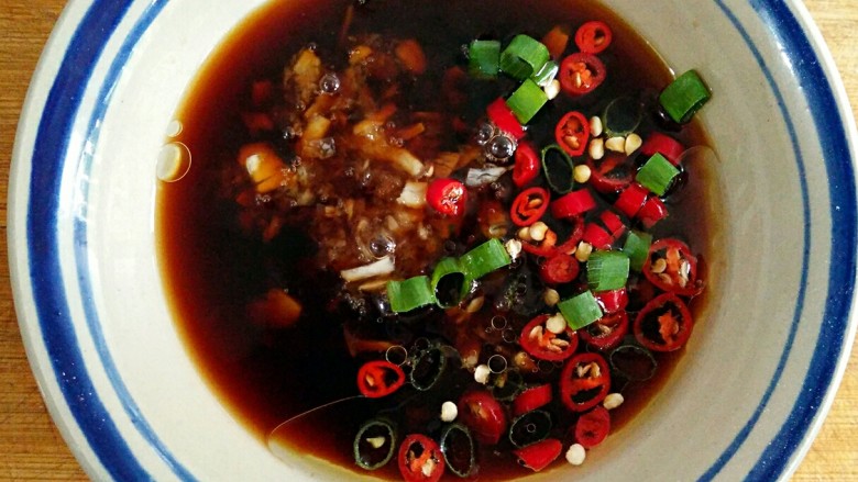 皮蛋豆腐,用<a style='color:red;display:inline-block;' href='/shicai/ 721'>蚝油</a>，<a style='color:red;display:inline-block;' href='/shicai/ 135354'>味极鲜酱油</a>，<a style='color:red;display:inline-block;' href='/shicai/ 768'>香醋</a>，<a style='color:red;display:inline-block;' href='/shicai/ 847'>香油</a>，蒜泥，小米辣，葱花，<a style='color:red;display:inline-block;' href='/shicai/ 756'>鸡精</a>，<a style='color:red;display:inline-block;' href='/shicai/ 3729'>白糖</a>调成一碗自己喜欢口味的酱汁。