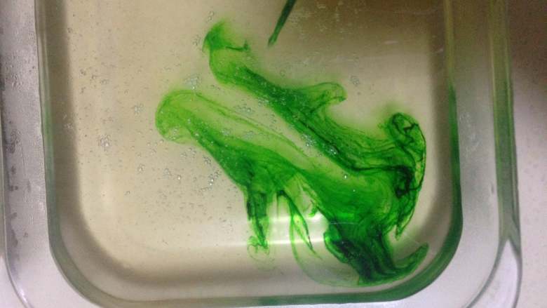水晶糖,用牙签蘸少量色素 随意画几下