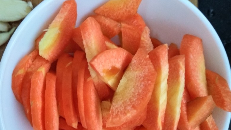 小炒肉片,<a style='color:red;display:inline-block;' href='/shicai/ 25'>胡萝卜</a>切丝